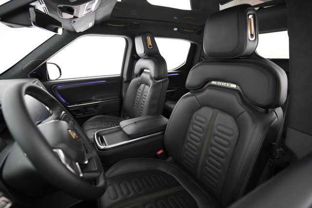 2023 Rivian R1T — photo 3 of 21