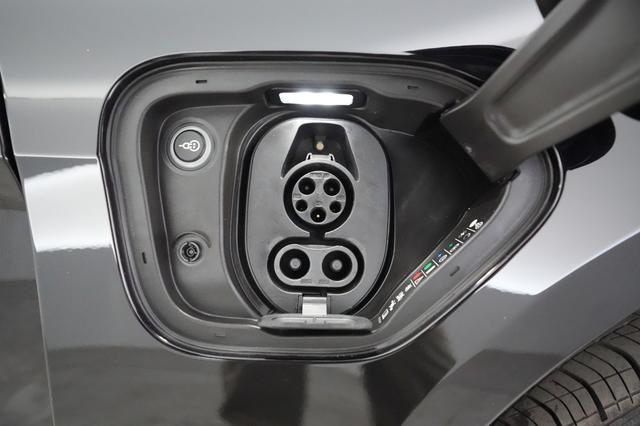 2020 Porsche Taycan — photo 8 of 22