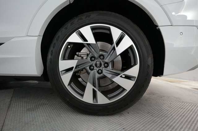 2021 Audi e-tron — photo 17 of 21