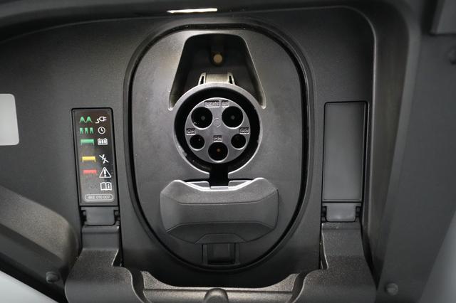 2021 Audi e-tron — photo 8 of 21