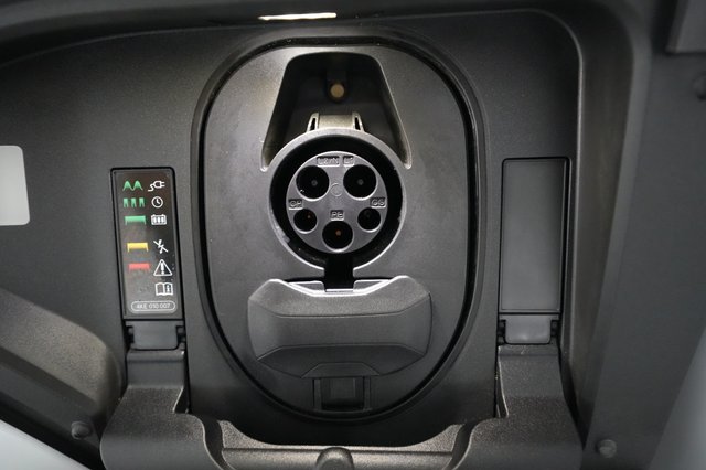 2021 Audi e-tron — photo 8 of 21