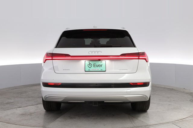 2021 Audi e-tron — photo 12 of 21