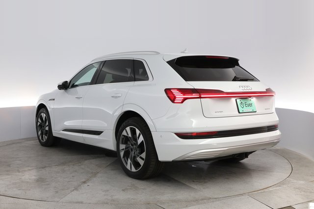 2021 Audi e-tron — photo 13 of 21