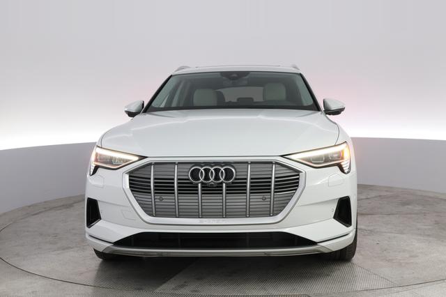 2021 Audi e-tron — photo 9 of 21