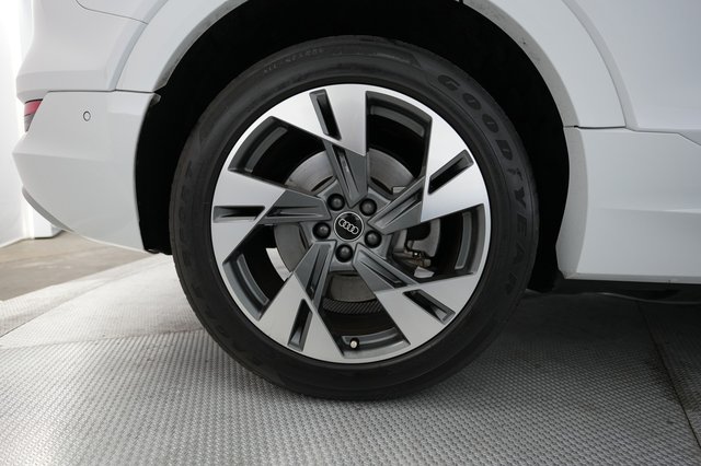 2021 Audi e-tron — photo 15 of 21