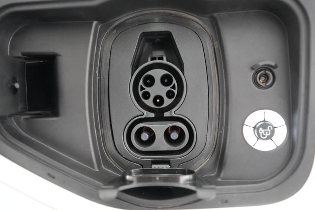 2022 Ford F-150 Lightning — photo 8 of 15