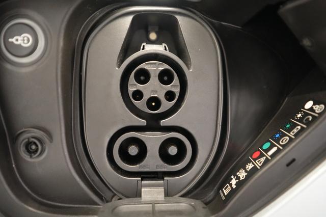 2020 Porsche Taycan — photo 8 of 22
