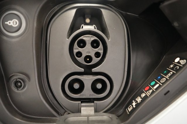 2020 Porsche Taycan — photo 8 of 22