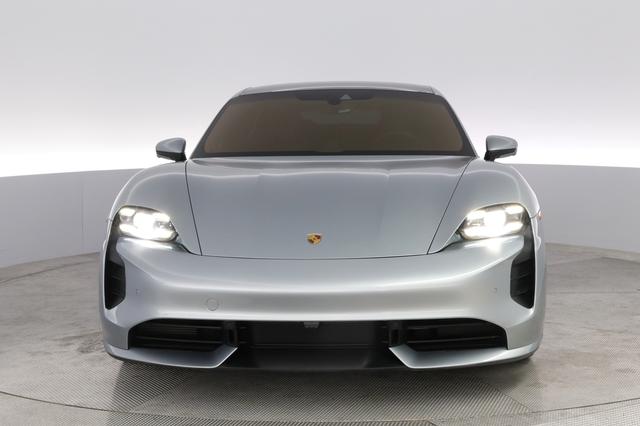 2020 Porsche Taycan — photo 9 of 22