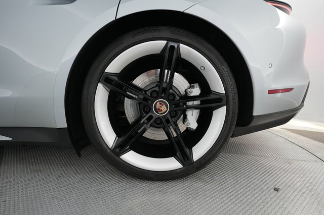 2020 Porsche Taycan — photo 17 of 22