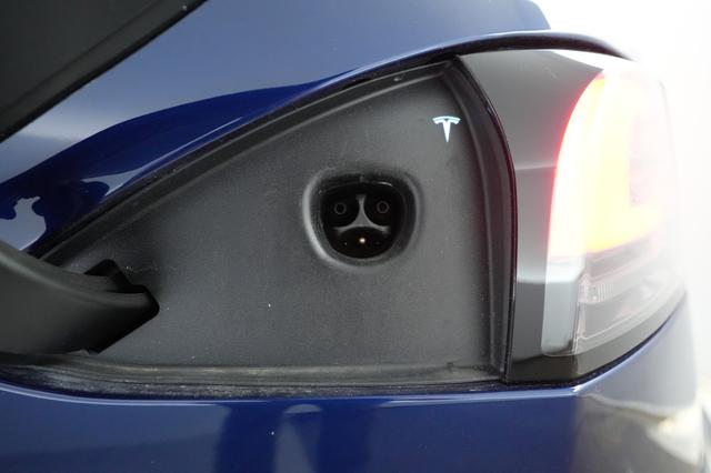 2022 Tesla Model S — photo 8 of 22