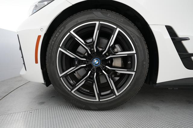 2022 BMW i4 — photo 7 of 21