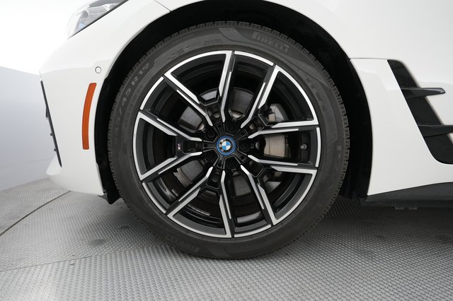 2022 BMW i4 — photo 7 of 21
