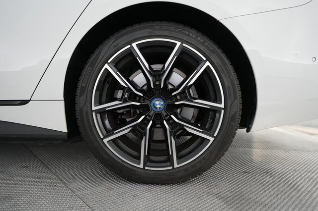 2022 BMW i4 — photo 17 of 21