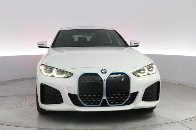 2022 BMW i4 — photo 9 of 21
