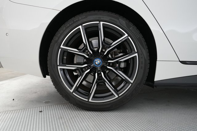 2022 BMW i4 — photo 15 of 21