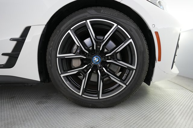 2022 BMW i4 — photo 16 of 21