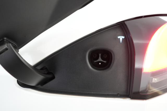 2023 Tesla Model S — photo 8 of 22