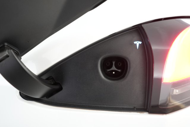 2023 Tesla Model S — photo 8 of 22