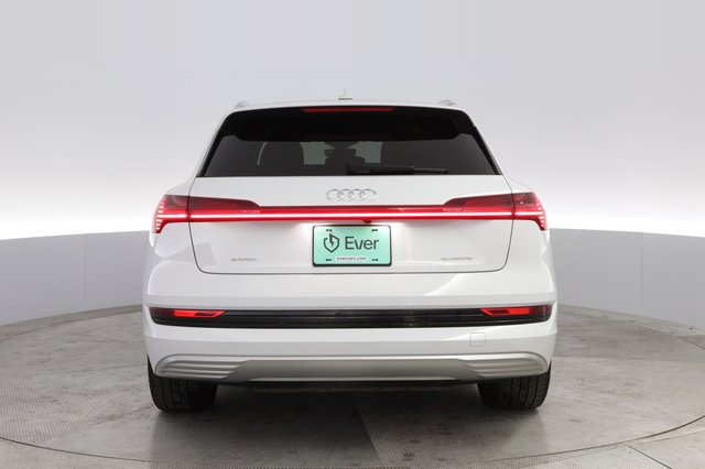 2023 Audi e-tron — photo 12 of 22