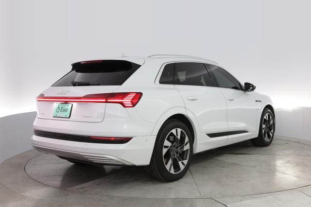 2023 Audi e-tron — photo 2 of 22