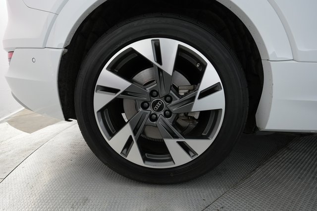 2023 Audi e-tron — photo 17 of 22
