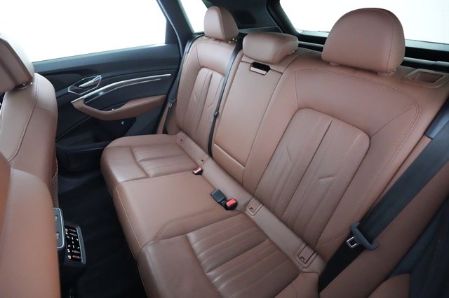 2023 Audi e-tron — photo 18 of 22