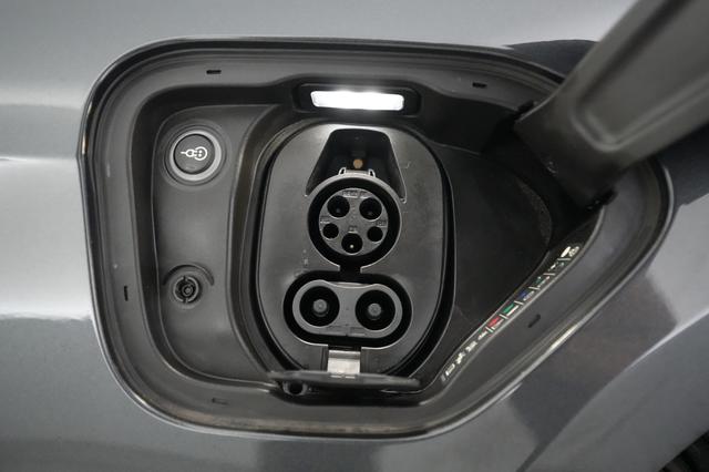 2021 Porsche Taycan — photo 8 of 23