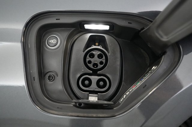 2021 Porsche Taycan — photo 8 of 23