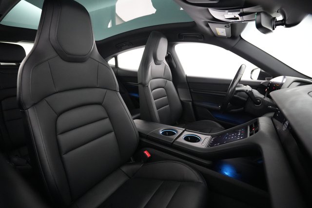 2021 Porsche Taycan — photo 18 of 23