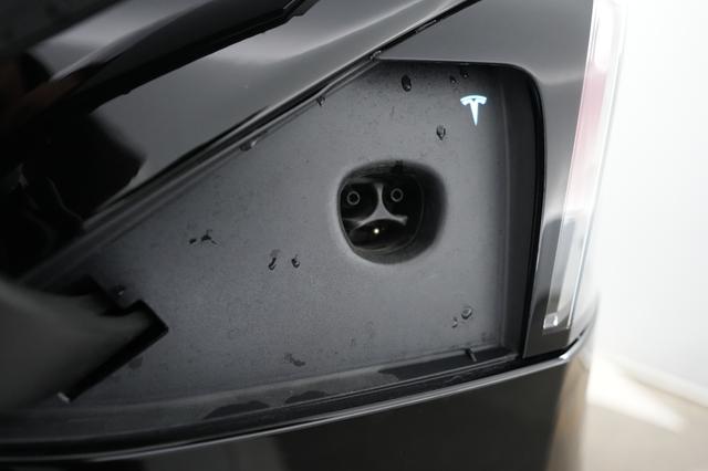 2022 Tesla Model X — photo 8 of 23