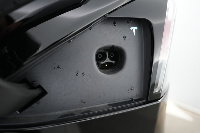 2022 Tesla Model X — photo 8 of 23