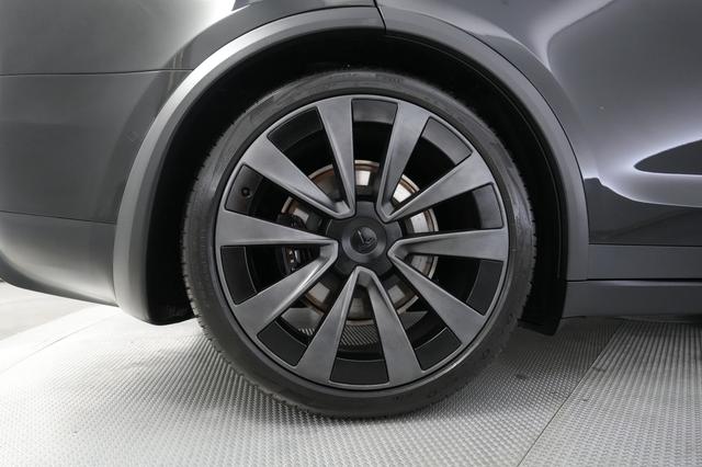 2022 Tesla Model X — photo 7 of 23