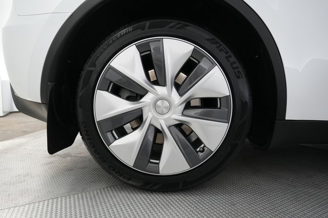 2023 Tesla Model Y — photo 15 of 21