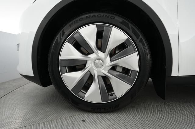 2023 Tesla Model Y — photo 7 of 21