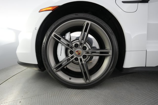 2022 Porsche Taycan — photo 16 of 22