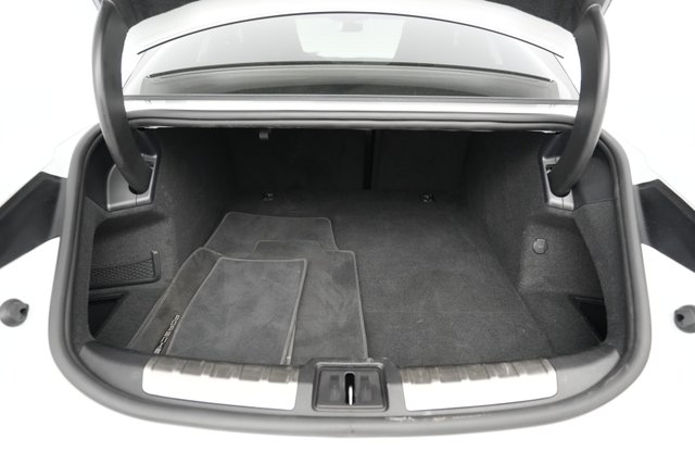 2022 Porsche Taycan — photo 6 of 22