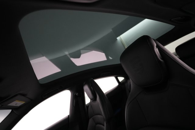 2022 Porsche Taycan — photo 20 of 22
