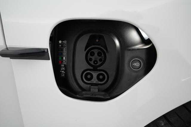 2021 Porsche Taycan — photo 8 of 25