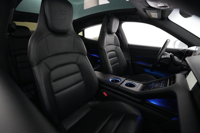 2021 Porsche Taycan — photo 18 of 25