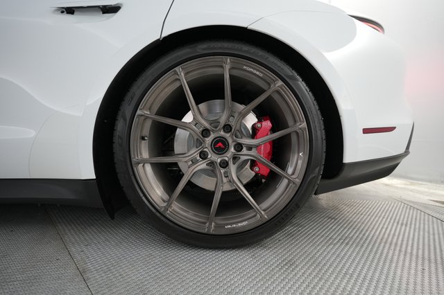 2021 Porsche Taycan — photo 16 of 25