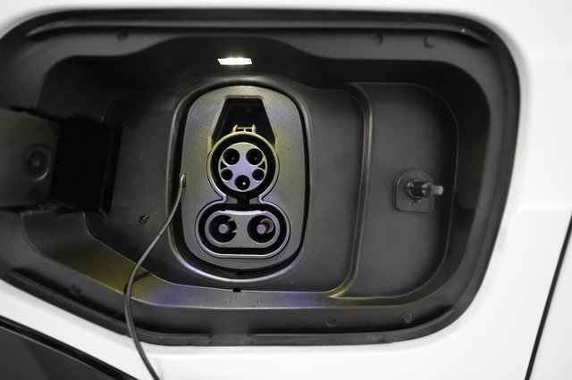 2024 Chevrolet Equinox EV — photo 8 of 20