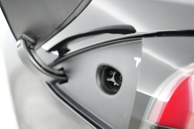 2022 Tesla Model S — photo 8 of 22