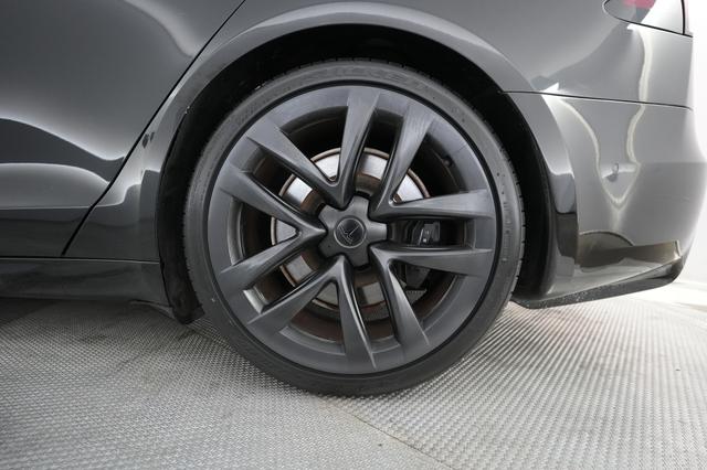 2022 Tesla Model S — photo 7 of 22