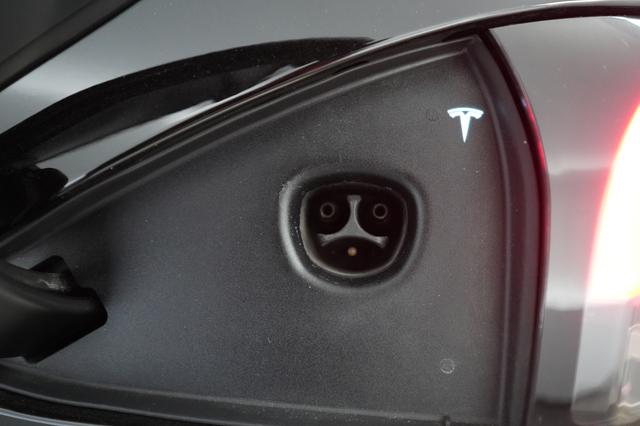 2022 Tesla Model S — photo 8 of 22