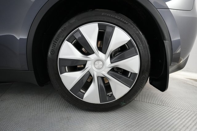 2023 Tesla Model Y — photo 17 of 28