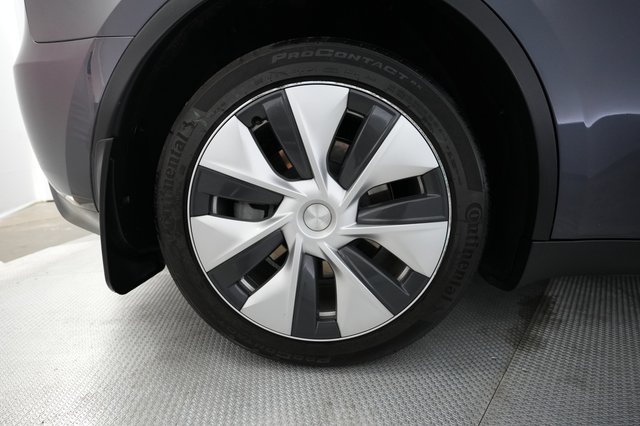 2023 Tesla Model Y — photo 16 of 28