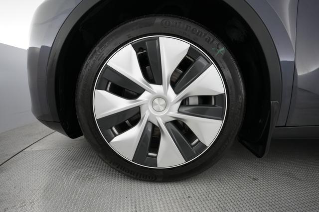 2023 Tesla Model Y — photo 7 of 28