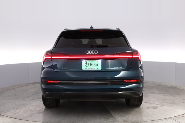 2023 Audi e-tron — photo 12 of 23