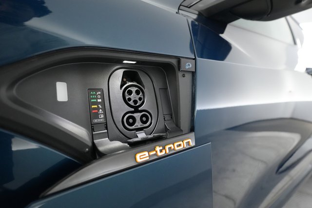 2023 Audi e-tron — photo 8 of 23